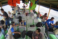 Para fotografer Garuda Indonesia Photo Contest dari 5 negara, untuk sejenak bisa duduk meluruskan kaki. Namun, lensa kamera tetap membidik ke sudut-sudut yang menarik di kanan dan kiri kapal (Fitraya/detikTravel)