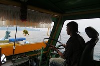 Nakhoda kapal kami rupanya hanya remaja tanggung. Sementara 3 Anak kecil mengamen di atas kapal untuk menghibur kami. Suara mereka merdu (Fitraya/detikTravel)