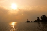 Sunset dahsyat dalam perjalanan ke Pulau Samosir. Melihat matahari terbenam dengan pemandangan luas tanpa batas di Danau Toba, rasanya menakjubkan (Fitraya/detikTravel)