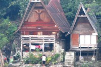 Tampak aktivitas sore warga di Pulau Samosir. Ada yang mencuci baju, mandi atau memancing di depan rumah-rumah tradisional Batak (Fitraya/detikTravel)