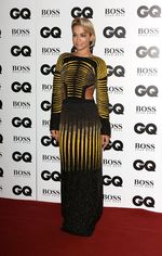 Gaun Nyentrik Rita Ora