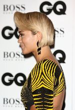 Gaun Nyentrik Rita Ora