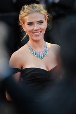 Anggun dan Seksi Scarlett Johansson