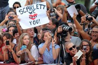 Ini dia kerumunan para penggemar dari Scarlett Johansson. Tiziana Fabi / AFP.