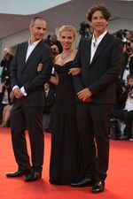 Anggun dan Seksi Scarlett Johansson