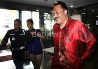 Lalu Wildan datang dengan mengenakan batik merah. Lamhot Aritonang/detikFoto.