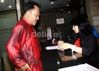 Lalu Wildan mengisi buku tamu KPK. Lamhot Aritonang/detikFoto.