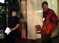 Lalu Wildan langsung masuk ke ruang pemeriksaan. Lamhot Aritonang/detikFoto.