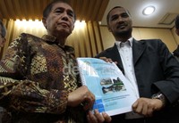 Ketua KPK Abraham Samad  menerima buku laporan kerugian negara nari Ketua BPK Hadi Poernomo. Lamhot Aritonang/detikFoto.