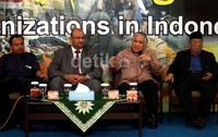 Ketua PP Muhammadiyah Din Syamsuddin menyatakan, kisruh antara Kelompok Ikhwanul Muslimin dengan pihak militer tersebut dapat mencederai pelaksanaan demokrasi di Mesir.