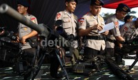 Senjata-senjata tersebut dipamerkan di Mako Brimob, Kelapa Dua, Depok, Rabu (4/9).