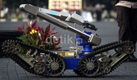 Robot Polri beraksi.