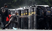 Dilakukan juga penanganan kerusuhan yang terjadi dalam kampanye salah satu capres.
