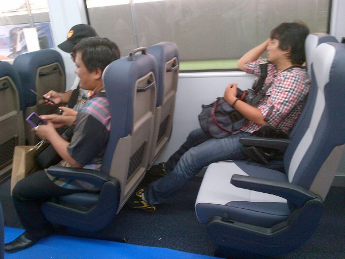 Suasana Dalam Kereta KNIA Suasana Dalam Kereta KNIA