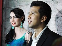 Arumi dan Emil usai mengisi acara 'Hitam Putih' di Studio Hanggar, Pancoran, Jakarta Selatan, Selasa (3/9/2013). Asep/detikHOT.