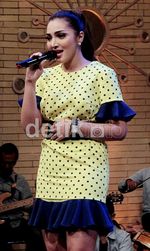 Dress Ngejreng Polkadot Ashanty