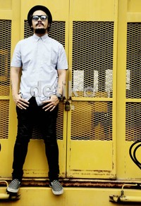 Ello kini tampil dengan kumis dan jenggotnya.