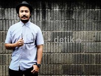 Gue sedang mempersiapkan sesuatu yang baru. Konsepnya beda banget, nggak akan pakai nama Ello lagi, tuturnya saat berbincang dengan detikHOT.