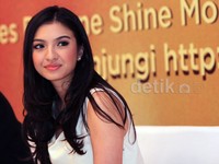 Rambut hitamnya membuat Raline terlihat semakin menawan. Ridho/detikHOT.