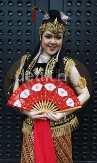 Dalam pementasan tersebut, Tina berperan sebagai Putri Cina.