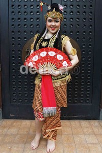 Ini pertama kali aku jadi wayang. Excited banget. Bangga bisa melestarikan budaya Indonesia, tutur pelantun 'Wanita Ini' tersebut.