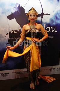 Wulan Guritno berperan sebagai Drupadi.