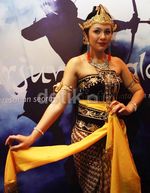 Aksi Wulan Guritno Jadi Wayang Orang
