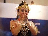 Wulan Guritno saat ditemui di jumpa pers pagelaran wayang orang bertajuk 'Arjuna Galau' di Tugu Kutskring Paleis, Jakarta, Selasa (3/9/2013).