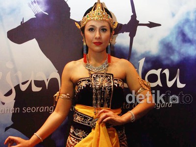 Aksi Wulan Guritno Jadi Wayang Orang