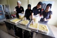 Direktur Utama Bank Sampoerna, Indra W.Supriadi mengunjungi salah seorang nasabah Bank Sahabat Sampoerna, Onde Onde Istimewa Banyumas milik Ibu Djuni Irawati.