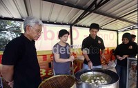 Mereka menghabiskan waktu bersama untuk ikut membantu memproduksi Onde Onde Istimewa Banyumas itu.