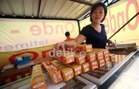 Semua produksi mulai dari menolah bahan mentah, membentuk Onde-onde hingga menggoreng, semua dilakukan oleh Pa Indra dan Bu Djuni.