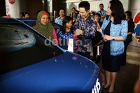 Presdir Lotte Shopping Avenue Indonesia, Suh Chang Suk (kedua dari kanan) didampingi Vice Precident Central Operation Blue Bird Group Maria Lihawa memberikan bingkisan dan bunga kepada pengunjung. Lamhot Aritonang/detikFoto.