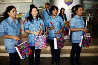 Pembagian bingkisan tersebut dalam rangka memperingati Hari Pelanggan Nasional yang jatuh pada tanggal 4 September. Lamhot Aritonang/detikFoto.