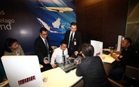 Direktur Niaga dan Pemasaran Garuda Indonesia Erik Meijer (kanan) didampingi Direktur Layanan Faik Fahmi (kiri) melayani calon penumpang secara langsung.