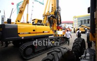 Tingginya permintaan alat berat di sector infrastruktur dipicu oleh faktor kebijaksanaan pemerintah seperti pembangunan MRT dan Monorail di Jakarta, pembangunan jalan tol, bandara, pelabuhan,  peraturan export tambang.