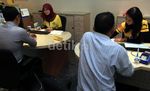 Peringati Hari Pelanggan, Petugas BCA Pakai Kostum Sepakbola