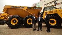 Direktur Sales Operation United Tractor (UT) Iman Nurwahyu, Direktur Marketing UT Loudy I Ellias, serta Direktur Human Capital & Corprorate Communication UT Edhie Sarwono mengamati produk alat berat disela-sela acara Mining Expo 2013. (UT).
