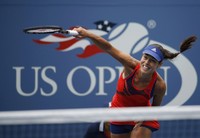 Kalah di set pembuka, petenis Belarusia itu akhirnya mengalahkan Ivanovic di dua set berikutnya. Dia menang dengan skor 4-6, 6-3, 6-4.  REUTERS/Ray Stubblebine.