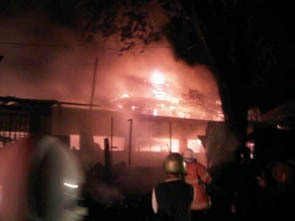 Dua Rumah di Surabaya Dilalap Si Jago Merah