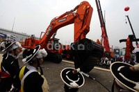 Suasana peluncuran Hydraulic Excavator DX 700 LC.