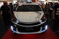 Fadillah yang memang hobi reli ini tanpa ragu lagi mengubah tampilan Daihatsu All New Sirion 2012 Icy White M/T Transmision 1.3 vvti miliknya, menjadi sebuah mobil balap reli.