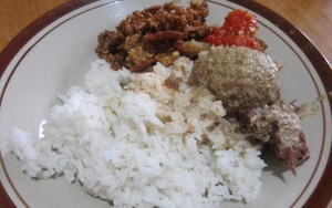 Gudeg Yogya Bu Hadi: Mlekoh Sedep Gudeg Plus Sambal Krecek