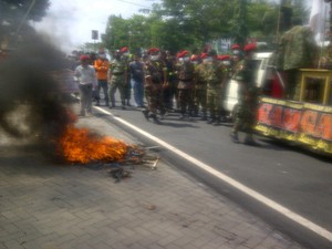 Gara-gara Bakar Ban, Aksi Pendukung Kopassus Nyaris Ricuh