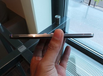 Galaxy Note 3 memakai prosesor quad core Snapdragon 2,3 GHz dan RAM 3 GB.