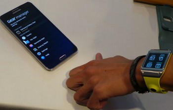 Namun Galaxy Gear ternyata tidak bisa berfungsi maksimal jika hanya digunakan secara mandiri atau berdiri sendiri. Pada dasarnya, Galaxy Gear didesain sebagai kepanjangan tangan dari smartphone melalui koneksi bluetooth. Jam ini kompatibel dengan Galaxy S III, Galaxy S4, Galaxy Note II, dan Galaxy Note III.