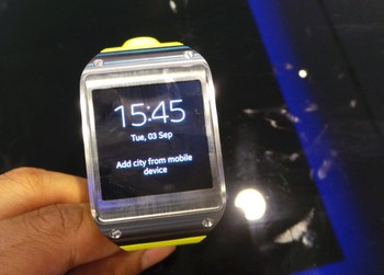 Jika ada panggilan telepon di Galaxy Note III, pengguna dapat menerimanya melalui Galaxy Gear. Untuk mengendalikan pemutar musik Galaxy Note III, pengguna juga dimungkinkan melakukannya dengan Galaxy Gear.