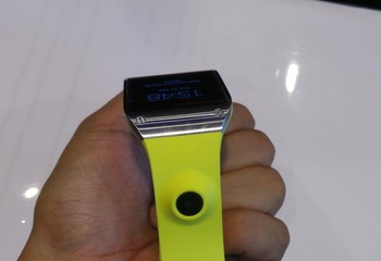 Wujud Galaxy Gear sendiri lumayan keren. Jam tangan ini memiliki layar sentuh seluas 1,63 inch yang responsif seperti layar smartphone. Melalui layar mungil ini, berbagai macam fungsi Galaxy Gear dikendalikan. Yang cukup unik, kameranya terletak di bagian kalep, bukan di bodi Galaxy Gear.