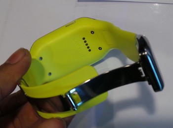 Berikut tampilan bagian dalam bawah dari Galaxy Gear