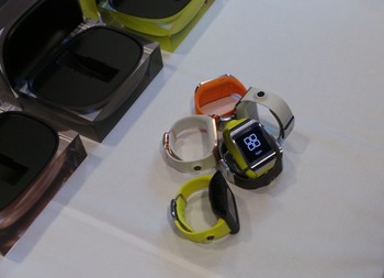 Samsung menyiapkan cukup banyak pilihan warna Galaxy Gear, dari warna putih sampai kuning atau orange. Belum diinformasikan berapa harganya, namun diprediksi di kisaran Rp 3 sampai 4 jutaan.